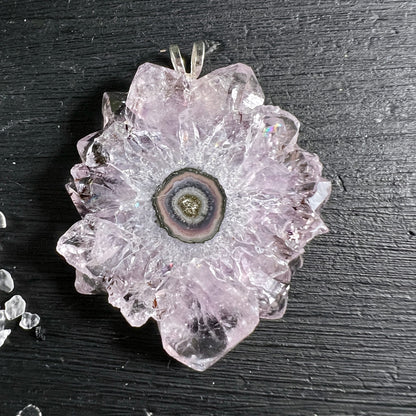 Amethyst Stalaktit Anhänger rosa-lila Kristallquerschnitt Blütenform 33mm 925 Silber | Happy Minerals