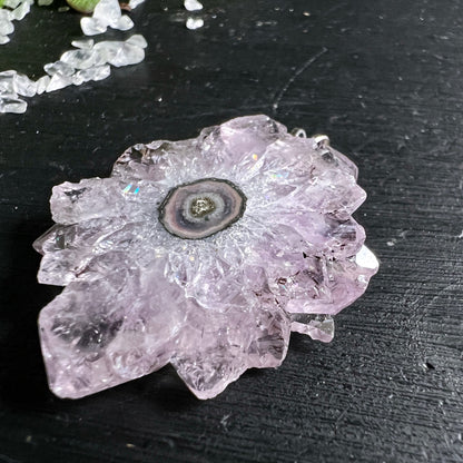 Amethyst Stalaktit Anhänger lila Blütenform mit Achat-Querschnitt Zentrum 925 Silber | Happy Minerals