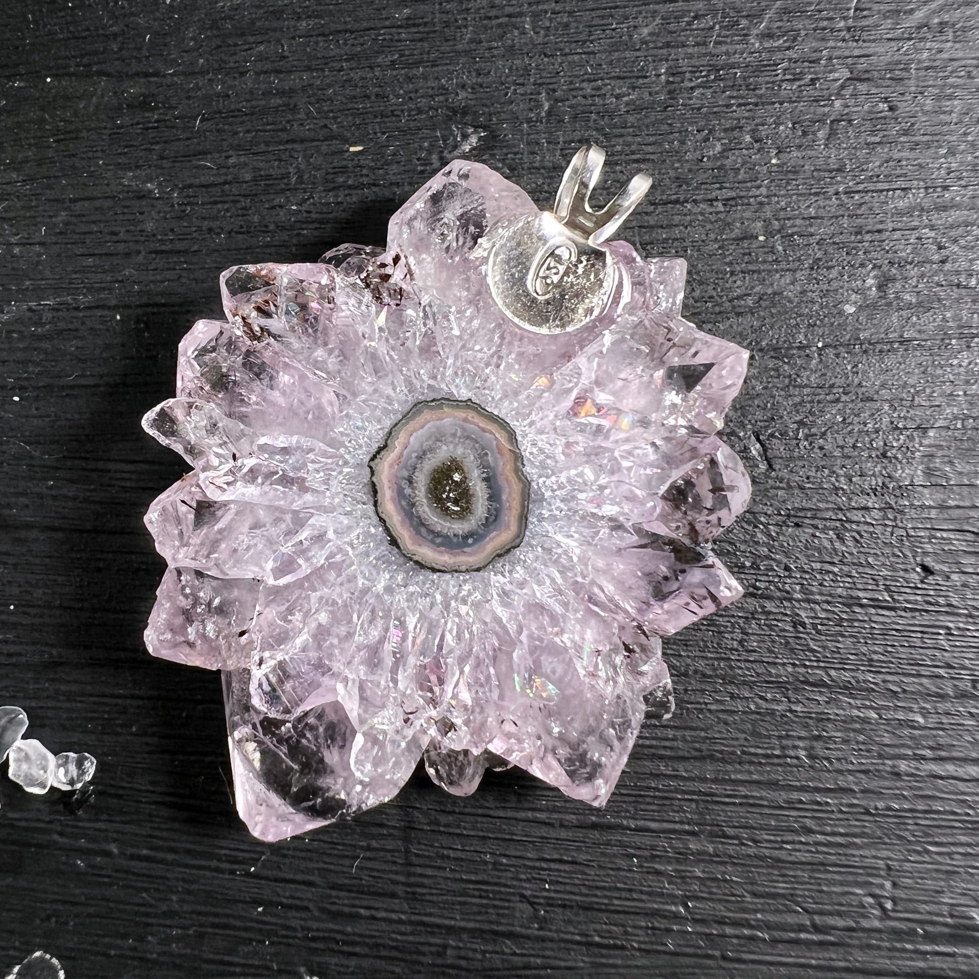 Amethyst Stalaktit Anhänger 33mm, blassviolette Kristallblüte mit Querschnitt-Zentrum, 925 Silber | Happy Minerals