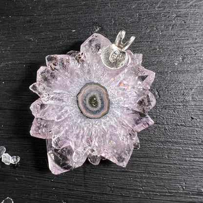Amethyst Stalaktit Anhänger 33mm, blassviolette Kristallblüte mit Querschnitt-Zentrum, 925 Silber | Happy Minerals
