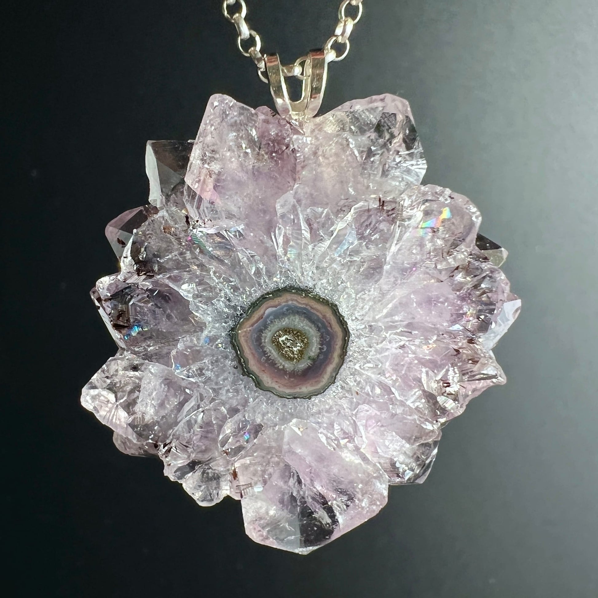 Amethyst Stalaktit Anhänger lila Kristallquerschnitt Blütenform 925 Silber 33mm | Happy Minerals