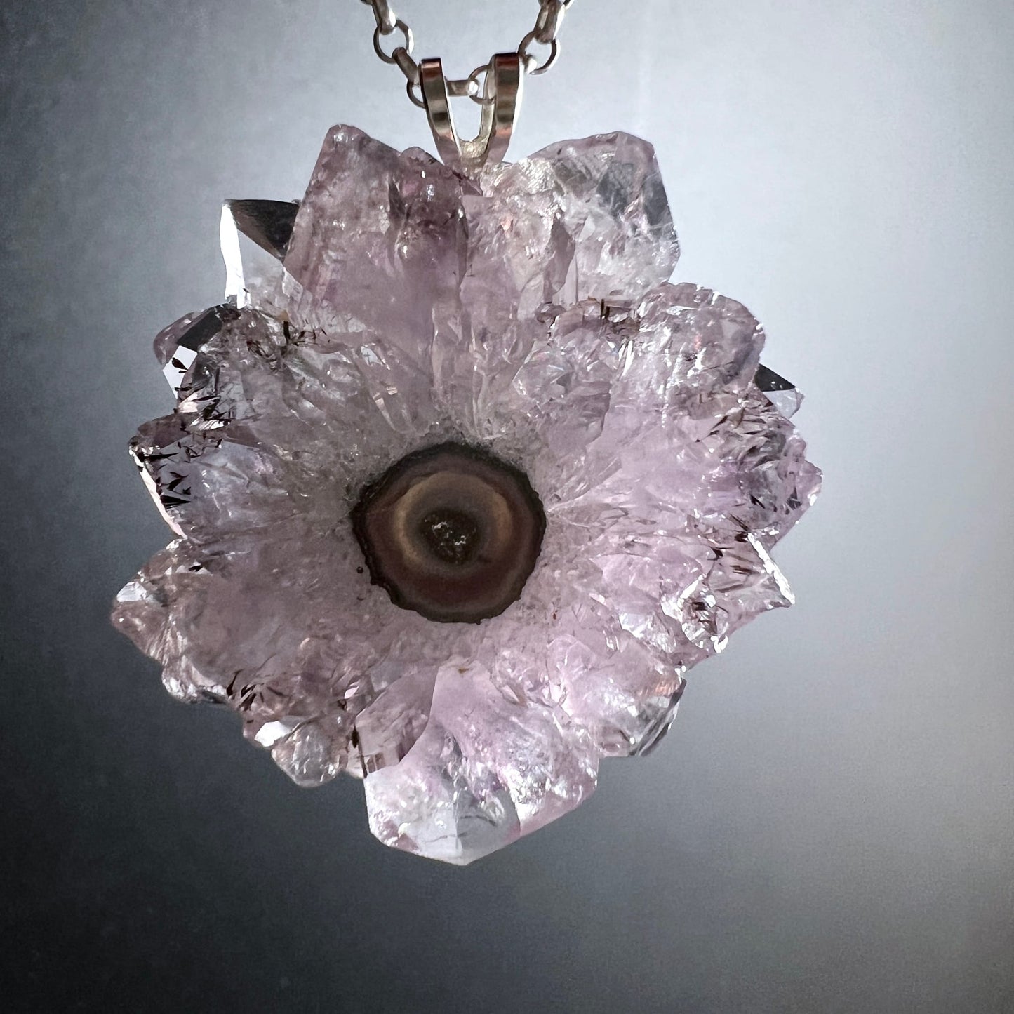 Amethyst Stalaktit Anhänger 33mm lila Kristallblüte mit Querschnitt in 925 Silber | Happy Minerals