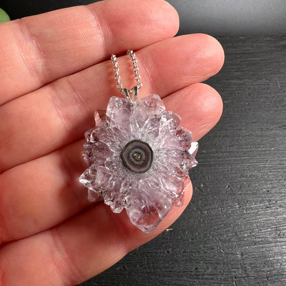 Amethyst Stalaktit Anhänger lila Kristallblüte mit Querschnitt Spiralmuster 33mm Silber | Happy Minerals