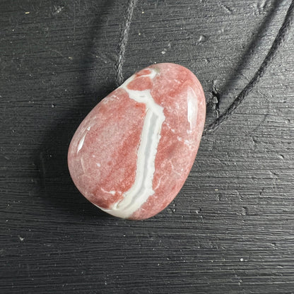 Rosa Sardonyx Anhänger 30mm mit weißen Bändern, oval poliert, an schwarzem Band | Happy Minerals