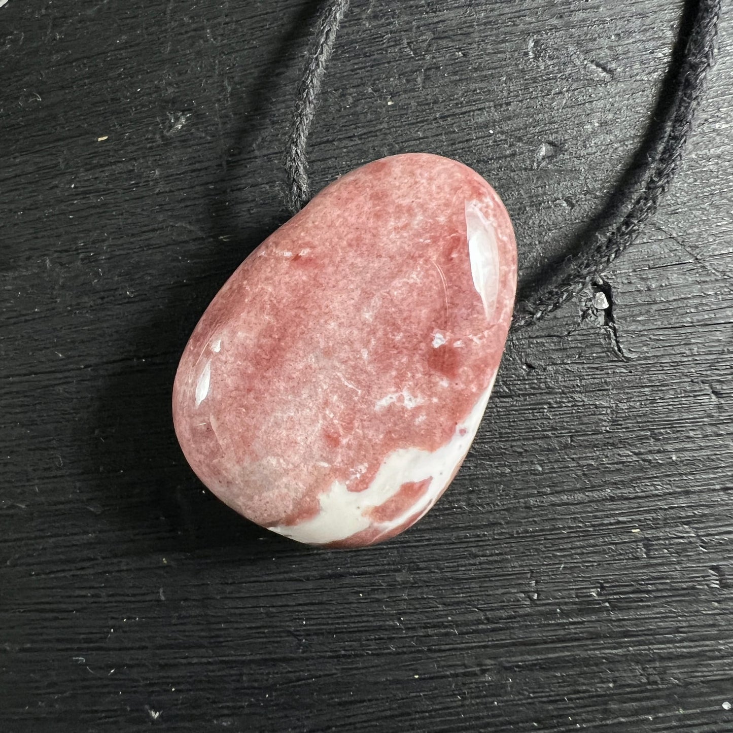 Rosa Sardonyx Anhänger 30mm oval poliert mit weißen Streifen an schwarzem Band | Happy Minerals