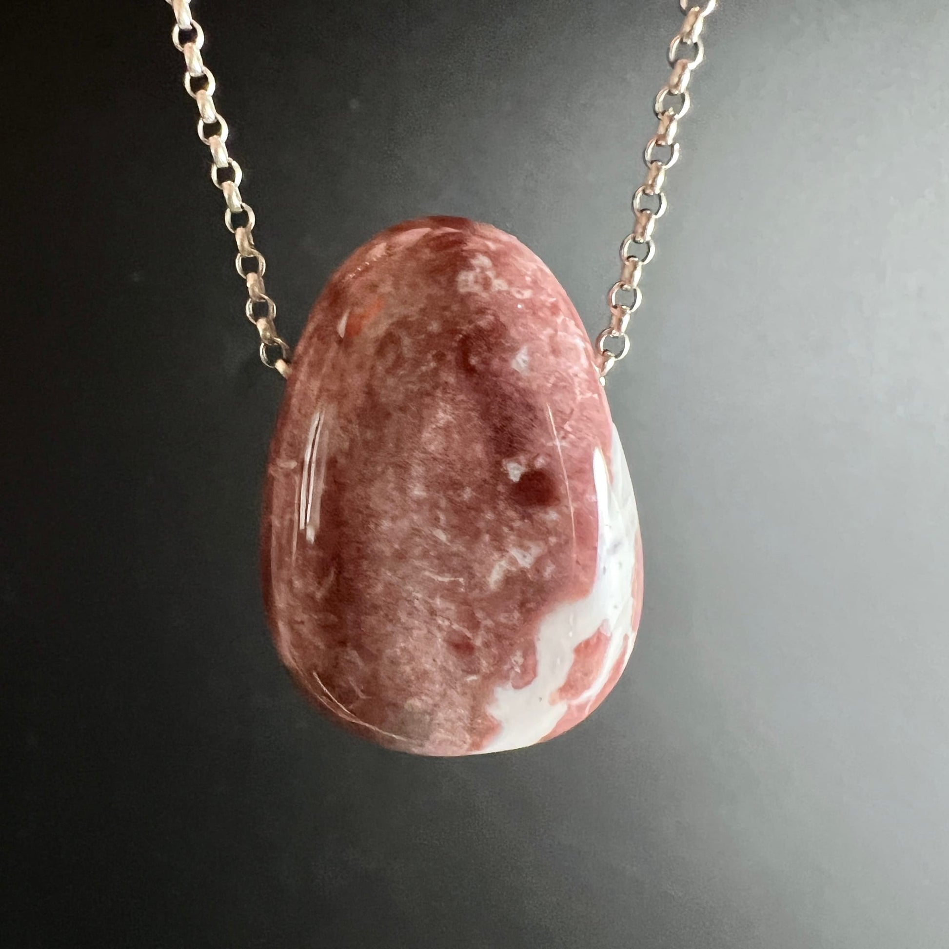 Rosa Sardonyx Anhänger 30mm, poliert, rot-weiß gemustert, oval, Silberkette | Happy Minerals