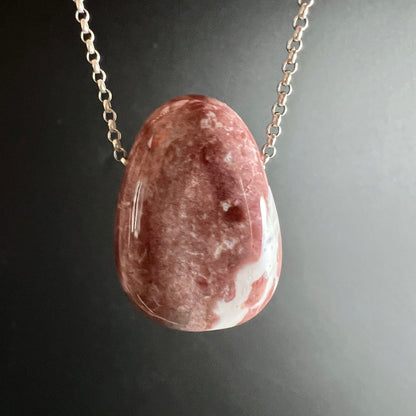 Rosa Sardonyx Anhänger 30mm, poliert, rot-weiß gemustert, oval, Silberkette | Happy Minerals