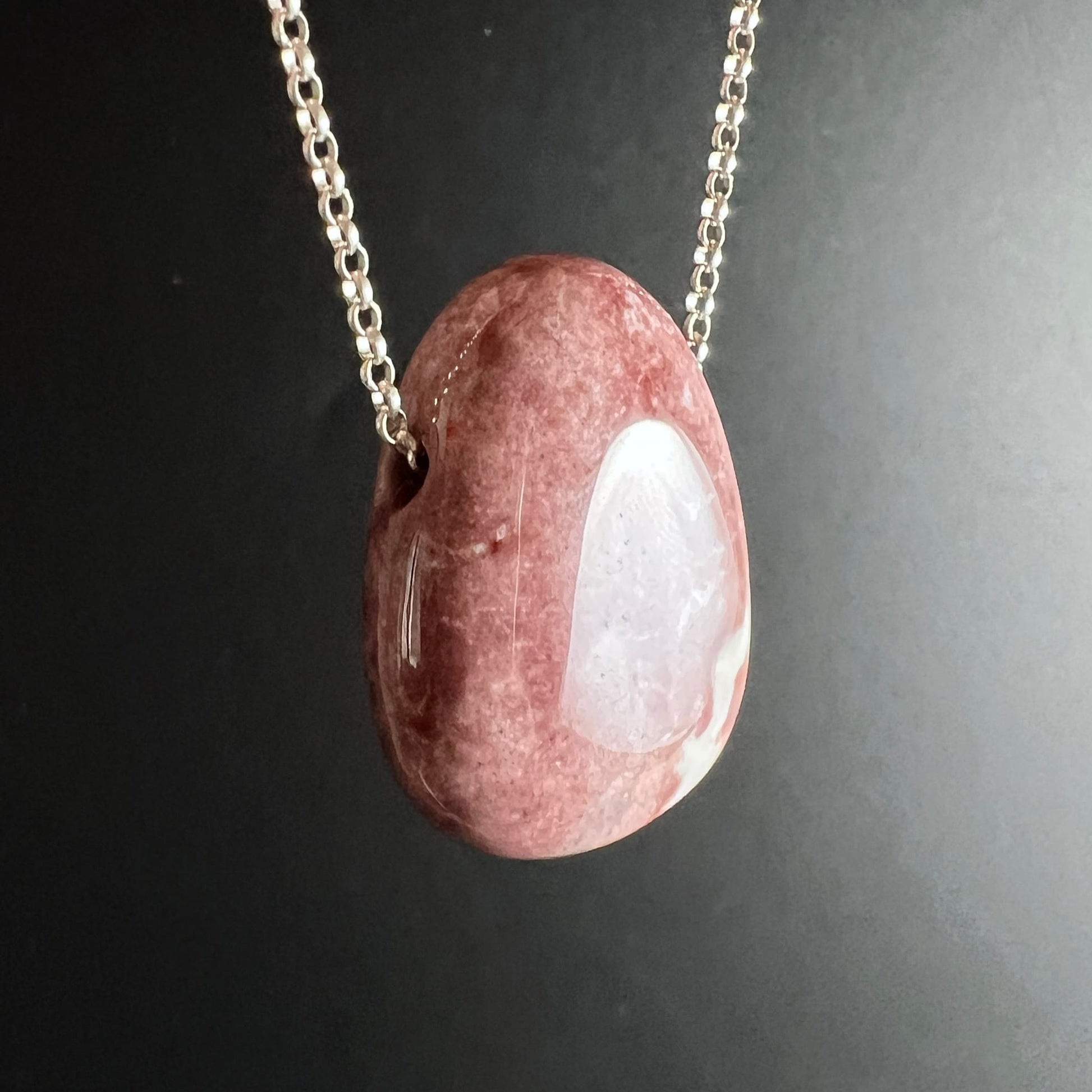 Rosa Sardonyx Anhänger 30mm oval poliert mit weißem Einschluss an Silberkette | Happy Minerals