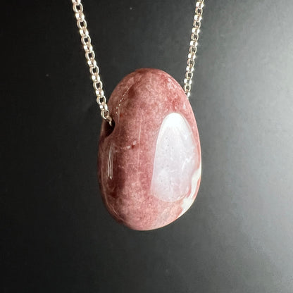 Rosa Sardonyx Anhänger 30mm oval poliert mit weißem Einschluss an Silberkette | Happy Minerals