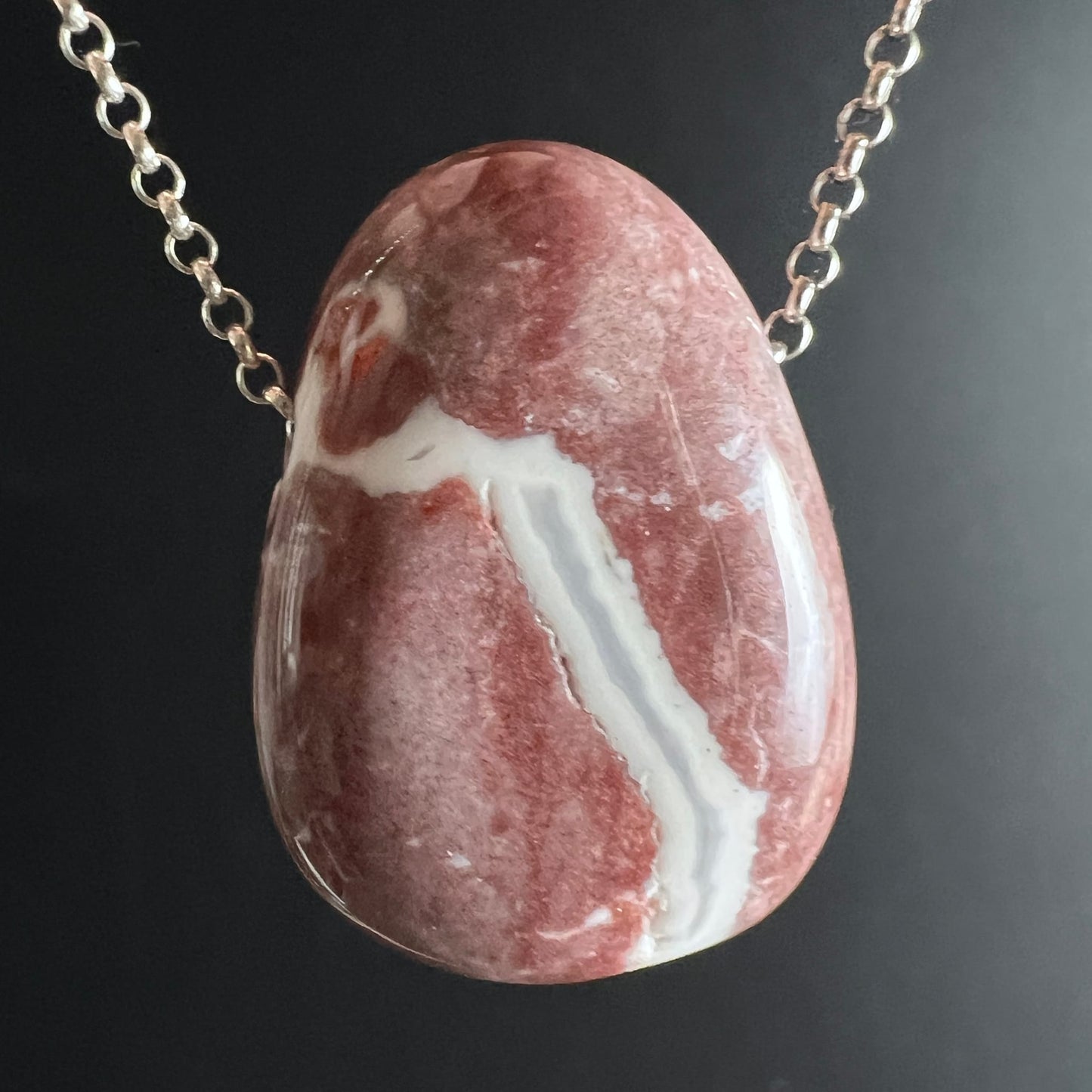 Rosa Sardonyx Anhänger 30mm mit weißen Bändern, poliert, oval an Silberkette | Happy Minerals