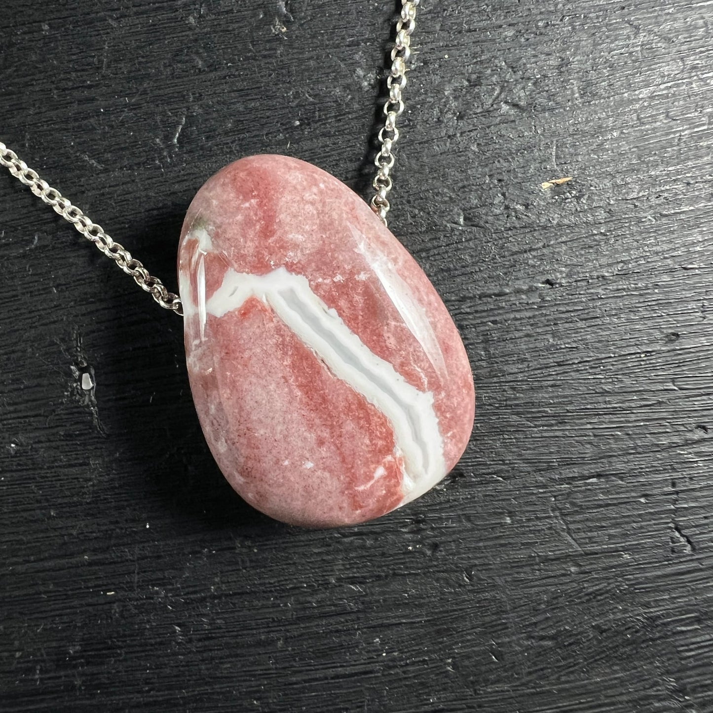 Rosa Sardonyx Anhänger oval 30mm mit weißen Streifen an Silberkette | Happy Minerals