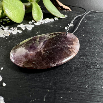 Super Seven Anhänger oval 42x33mm, violett-braun marmoriert, poliert, an schwarzer Schnur | Happy Minerals