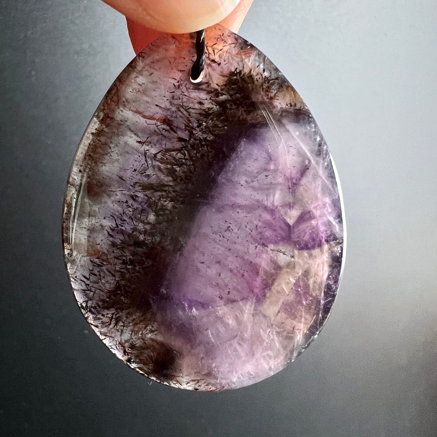 Super Seven Anhänger tropfenförmig violett mit schwarzen Rutilen und Phantomkristall | Happy Minerals