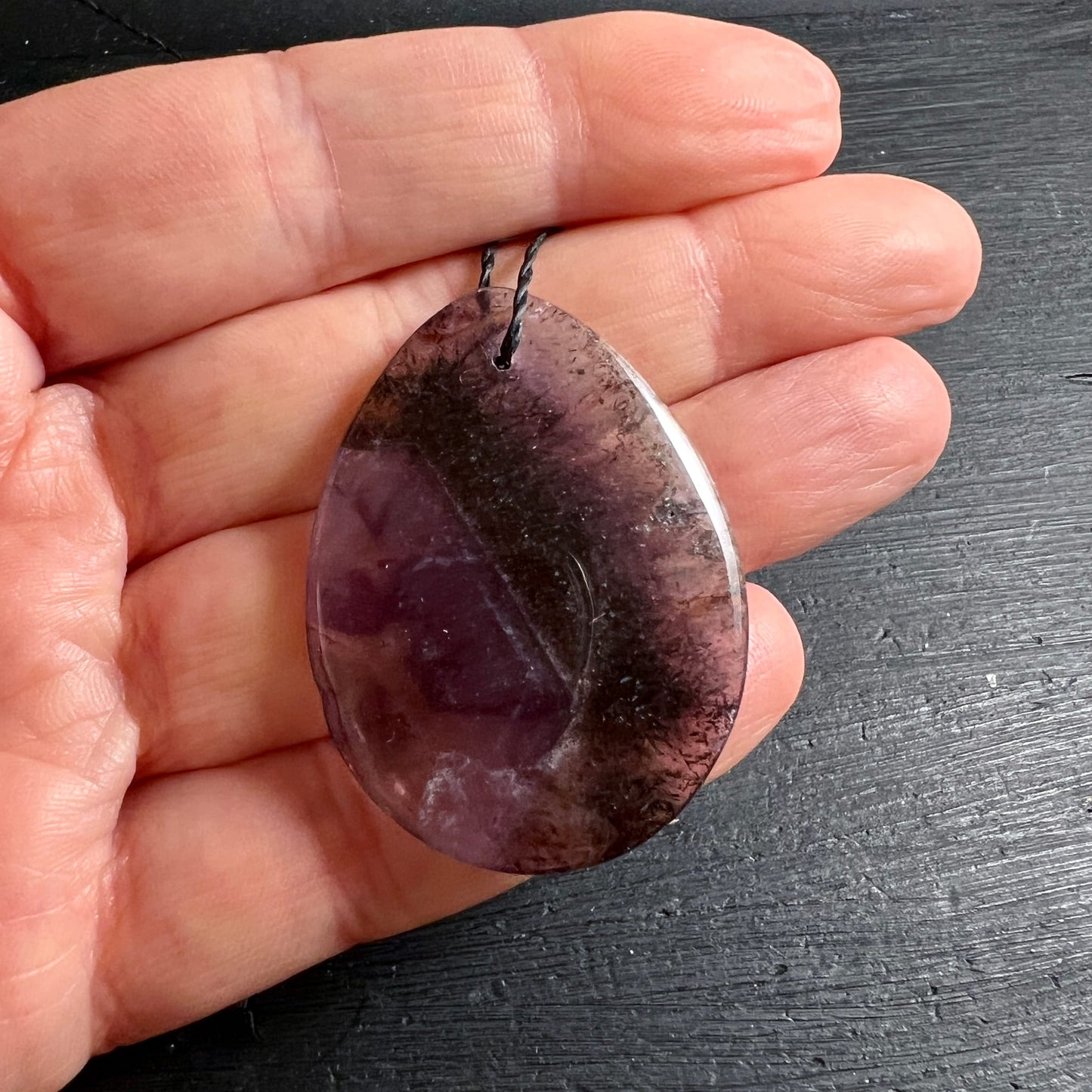 Super Seven Anhänger oval 42x33mm, tiefviolett mit dunklen Einschlüssen, poliert | Happy Minerals