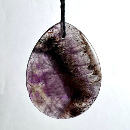 Super Seven Anhänger tropfenförmig, violett-braun mit Rutil-Einschlüssen, 42x33mm | Happy Minerals