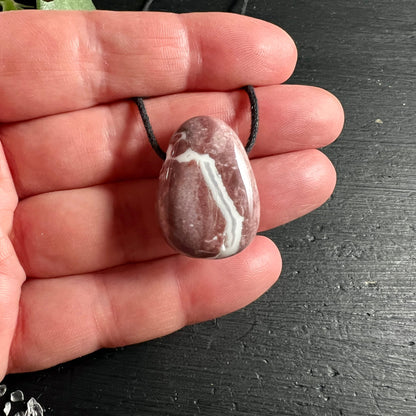 Rosa Sardonyx Anhänger 30mm mit weißer Ader, poliert, tropfenförmig an schwarzem Band | Happy Minerals