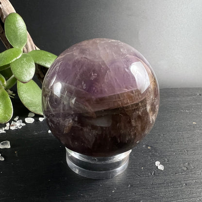 Super Seven Kugel 48mm lila-braun mit Einschlüssen auf Acrylständer | Happy Minerals