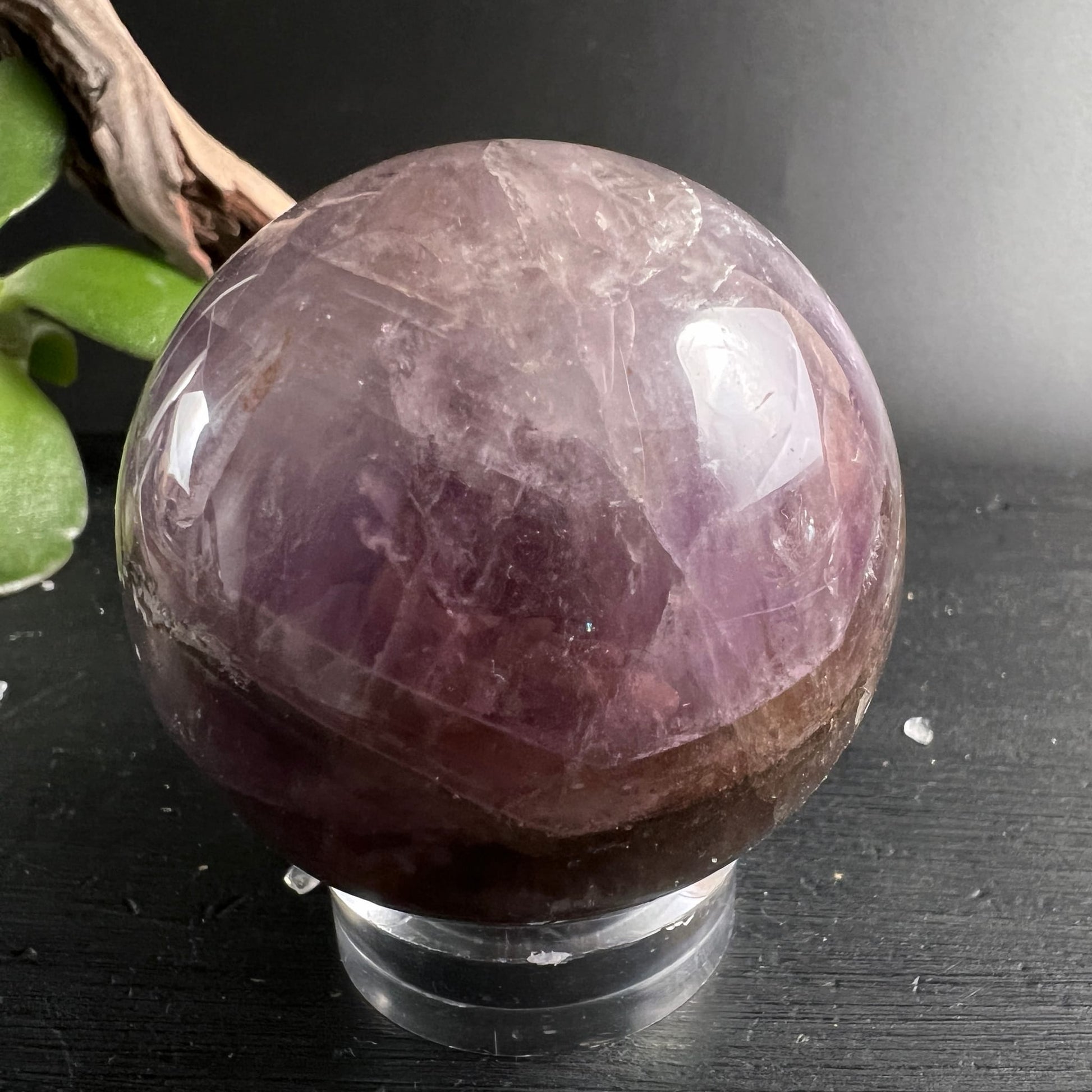 Super Seven Kugel 48mm violett-lila poliert mit Einschlüssen auf Acrylständer | Happy Minerals