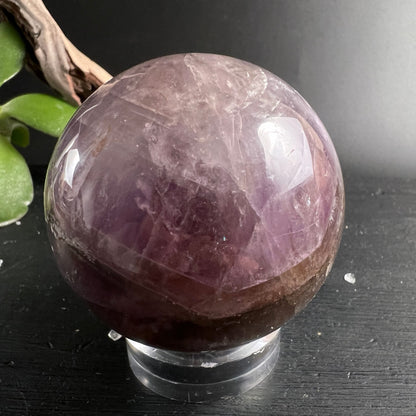 Super Seven Kugel 48mm violett-lila poliert mit Einschlüssen auf Acrylständer | Happy Minerals
