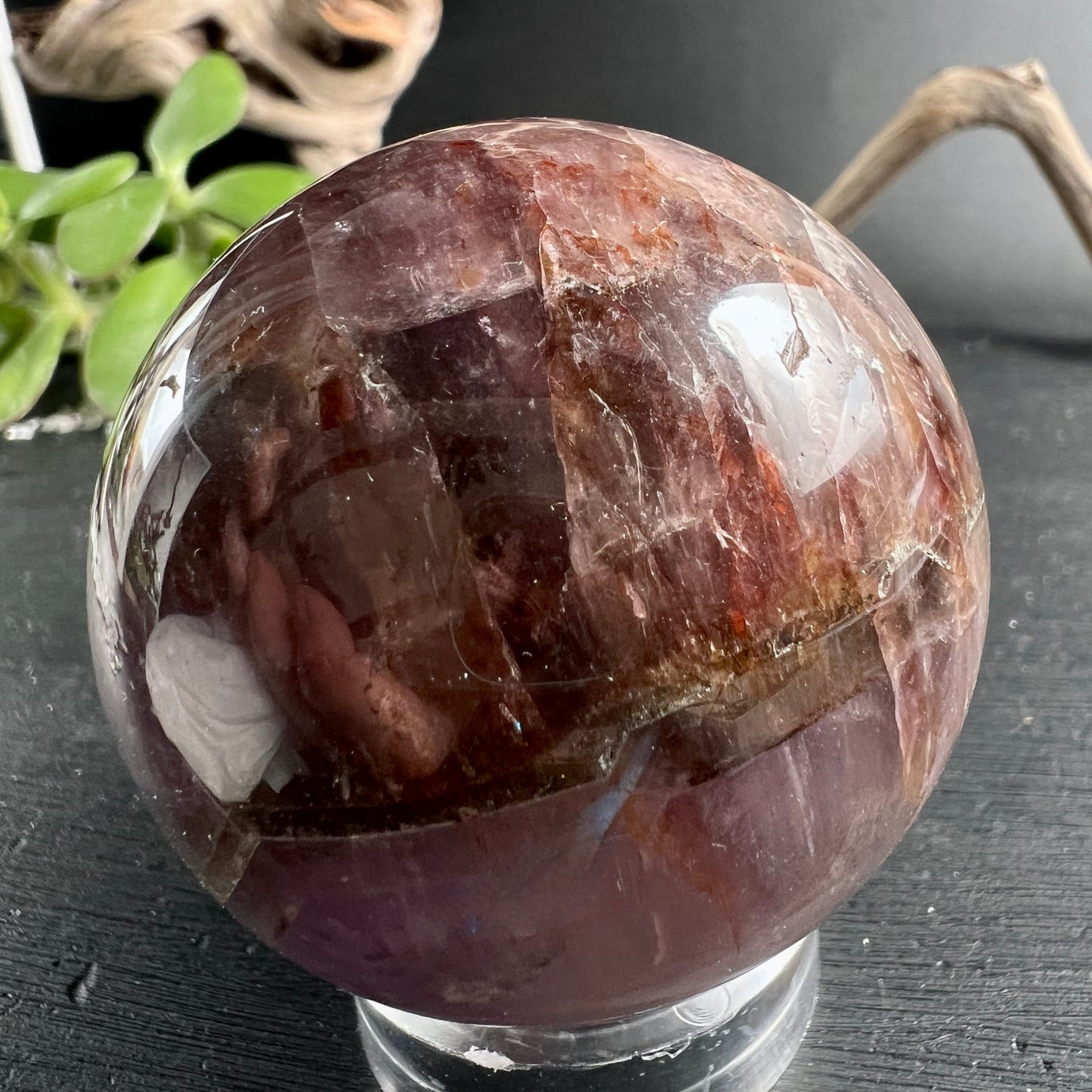 Super Seven Kugel 48mm violett-rot mit Phantomen und Einschlüssen, poliert | Happy Minerals