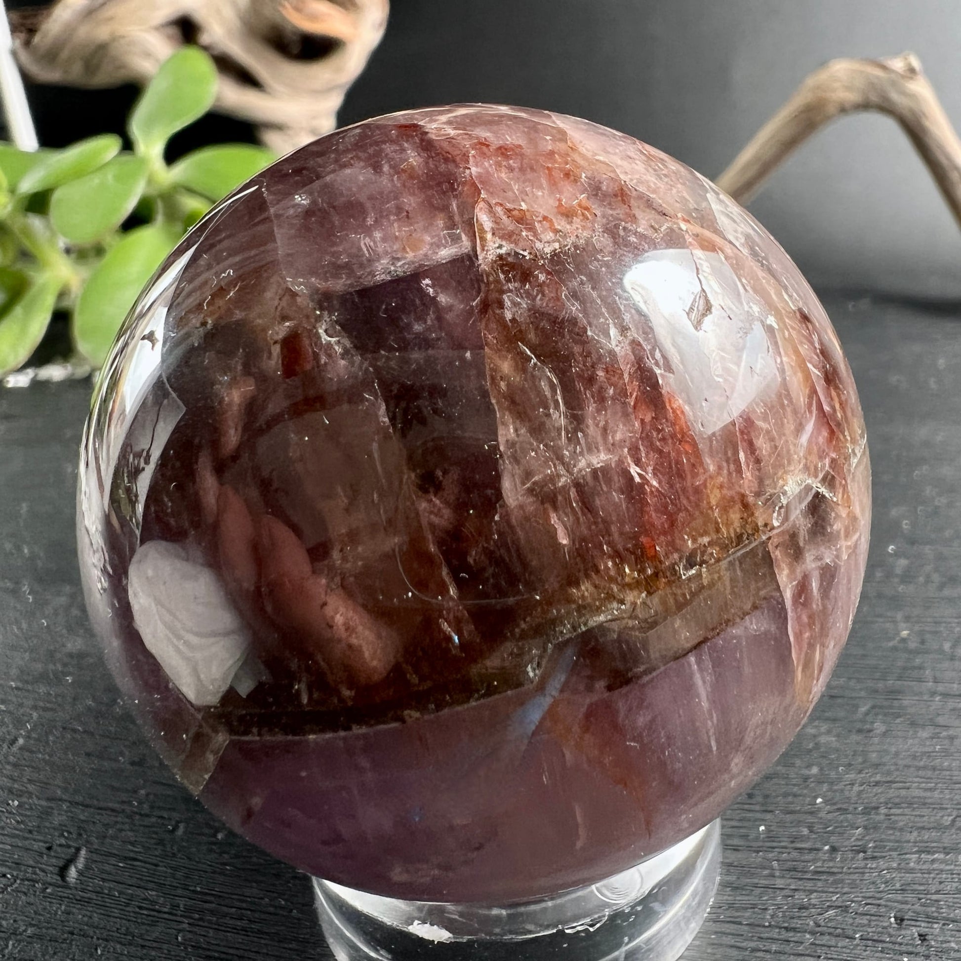 Super Seven Kugel 48mm violett-rot mit Phantomen und Einschlüssen, poliert | Happy Minerals