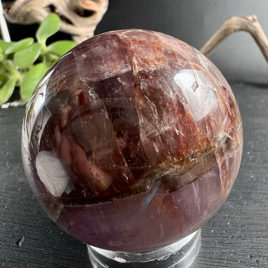 Super Seven Kugel 48mm violett-rot mit Phantomen und Einschlüssen, poliert | Happy Minerals