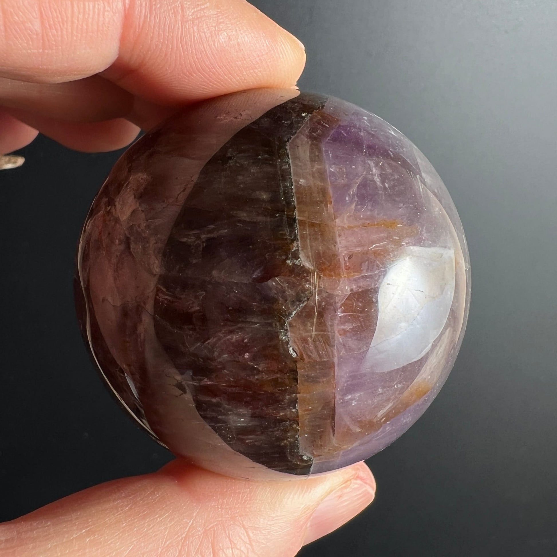 Super Seven Kugel 48mm violett-braun mit Einschlüssen, poliert, natürliche Zonierung | Happy Minerals
