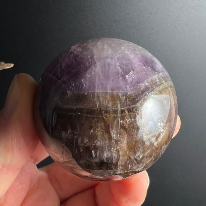 Super Seven Kugel 48mm violett-braun mit Amethyst, Rauchquarz & Rutilzonen, poliert | Happy Minerals