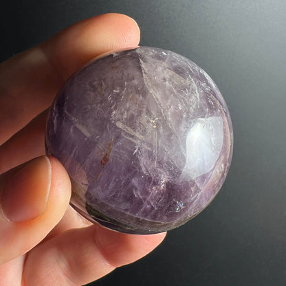 Super Seven Kugel 48mm violett-transparent mit Einschlüssen, poliert, Melody Stone | Happy Minerals