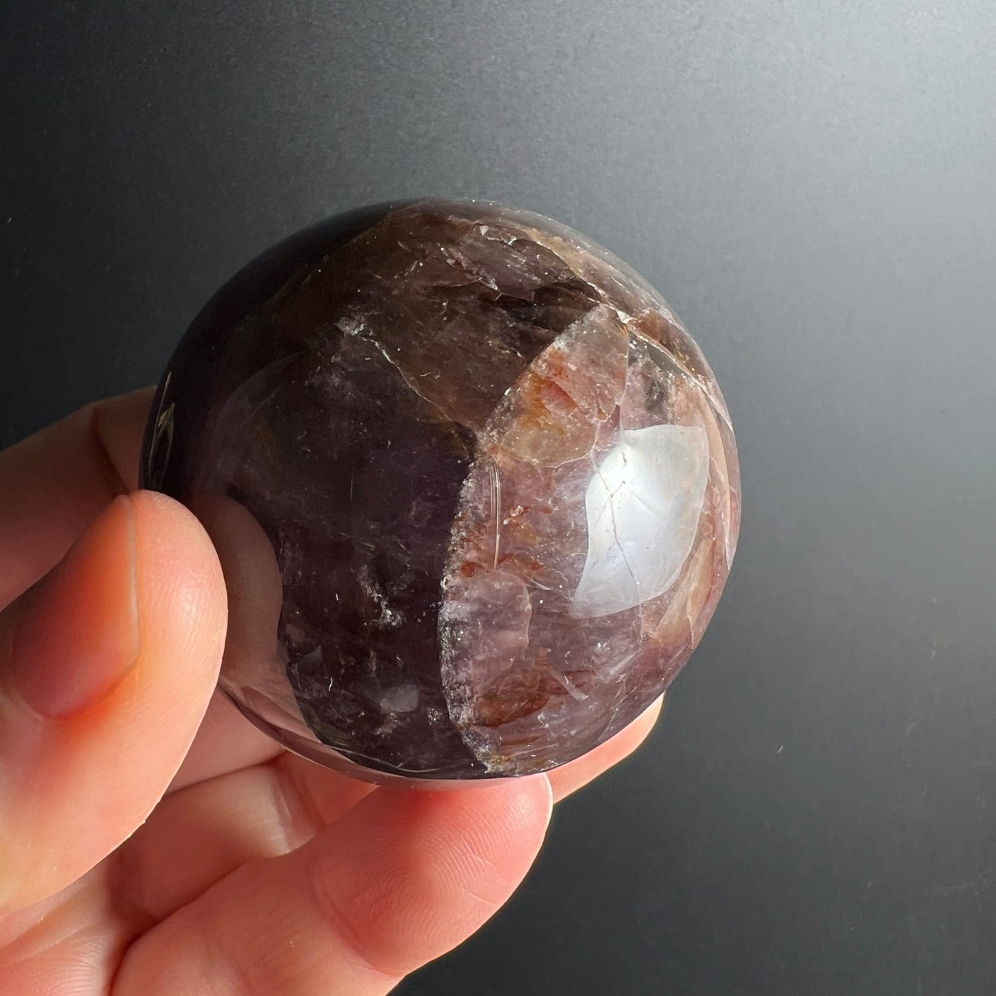 Super Seven Kugel 48mm mit lila, braun und weißen Zonen, poliert, natürliche Einschlüsse | Happy Minerals