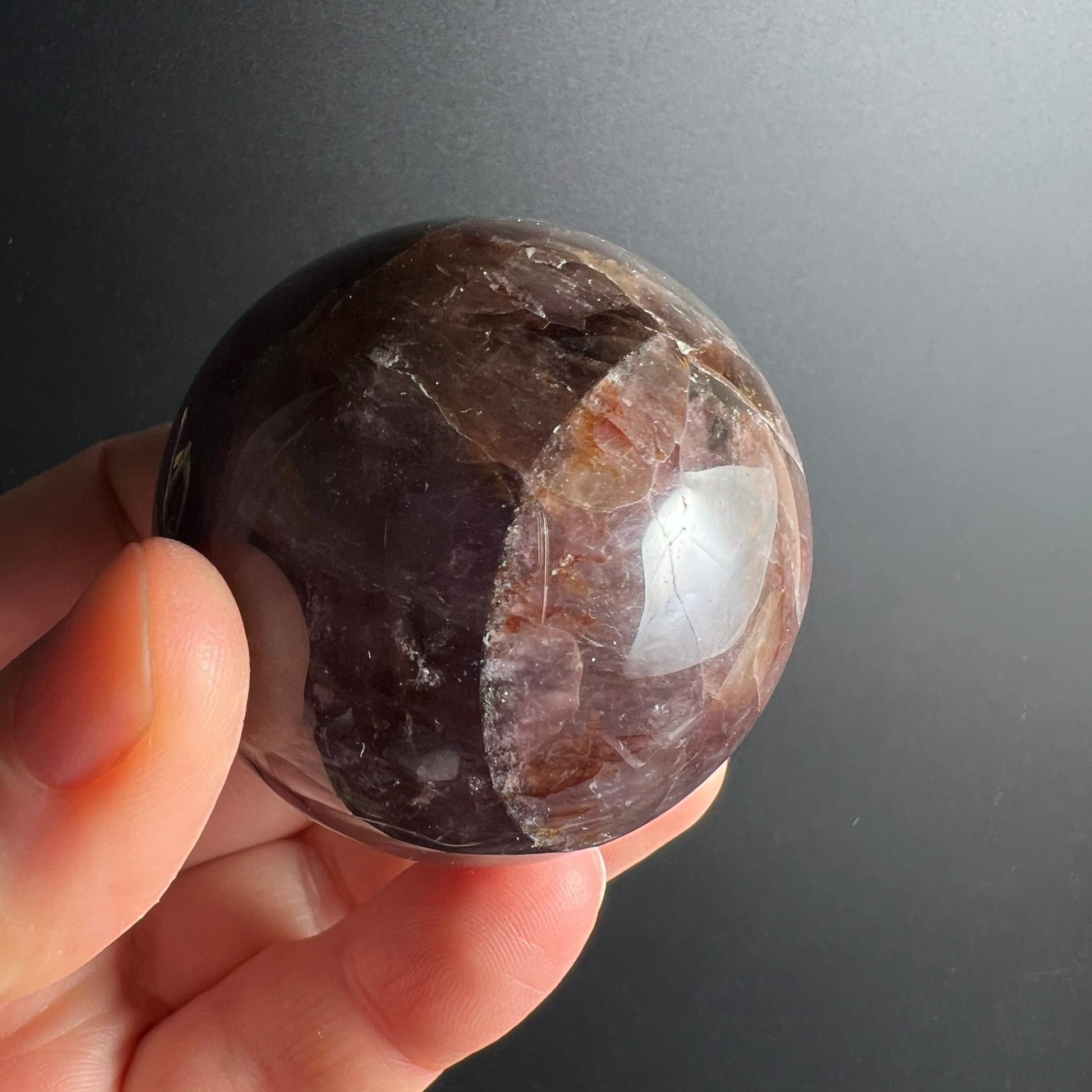 Super Seven Kugel 48mm mit lila, braun und weißen Zonen, poliert, natürliche Einschlüsse | Happy Minerals