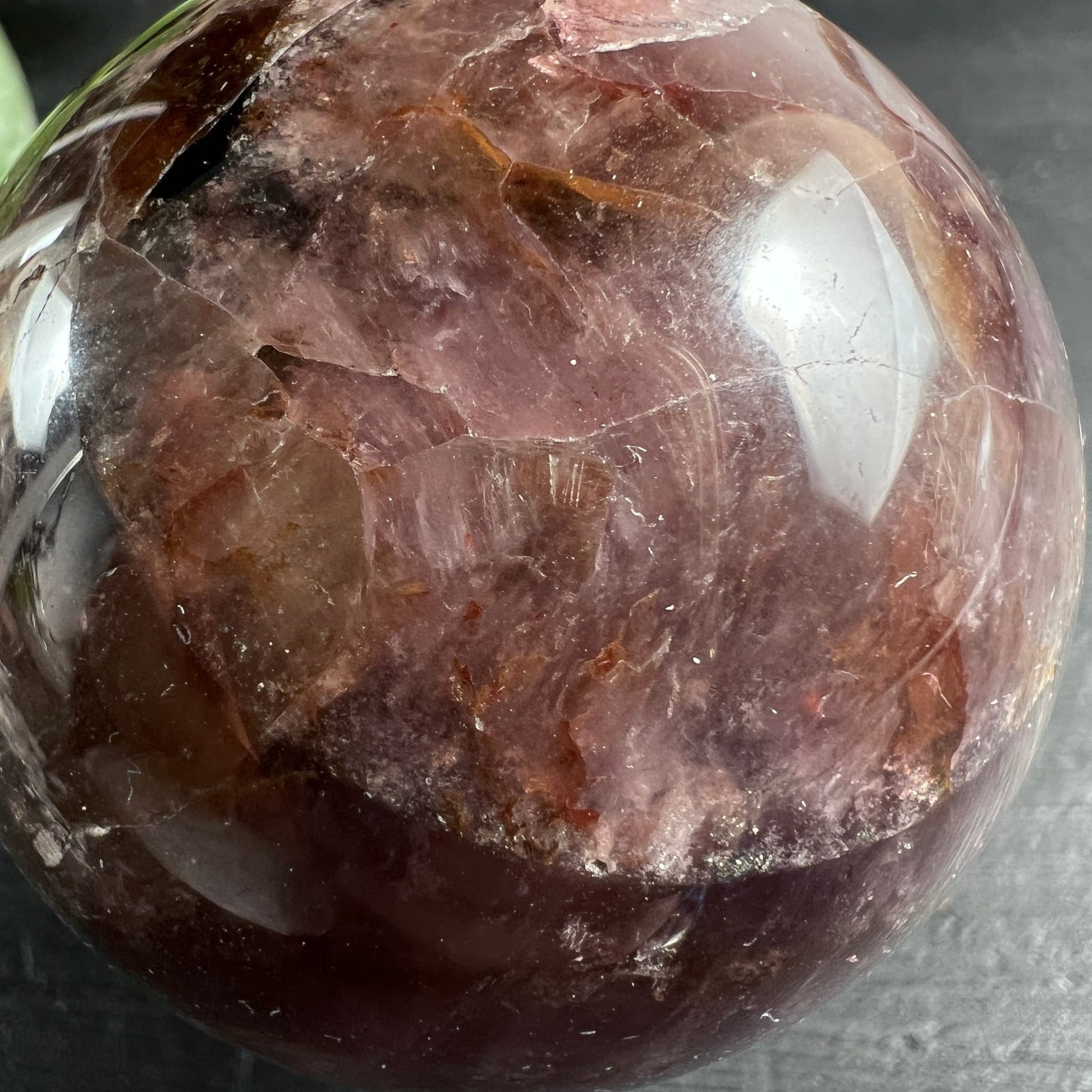 Super Seven Kugel 48mm violett-rot mit Hämatit und Amethyst-Einschlüssen | Happy Minerals
