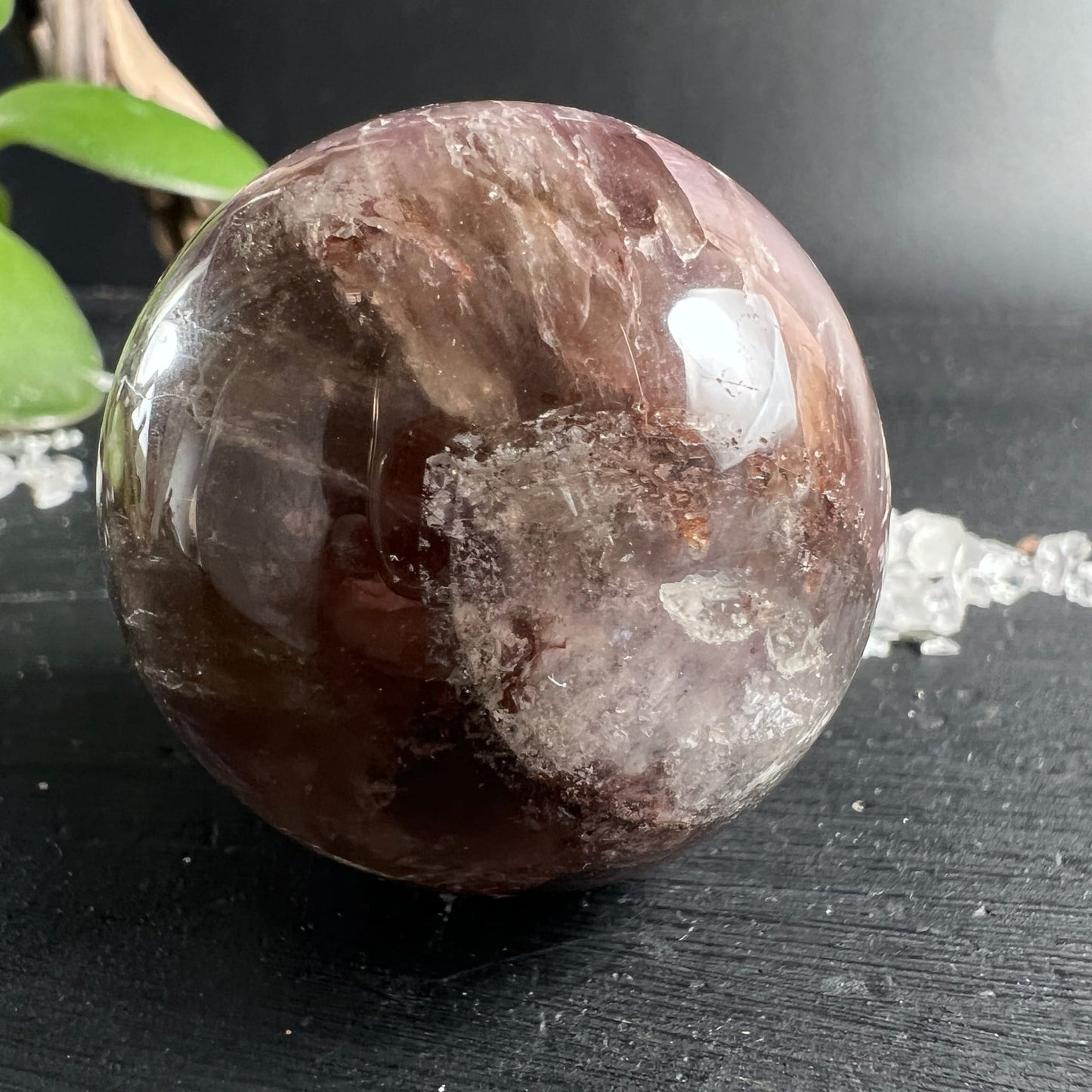 Super Seven Kugel 39mm mit violett-roten Einschlüssen und Phantomstrukturen | Happy Minerals