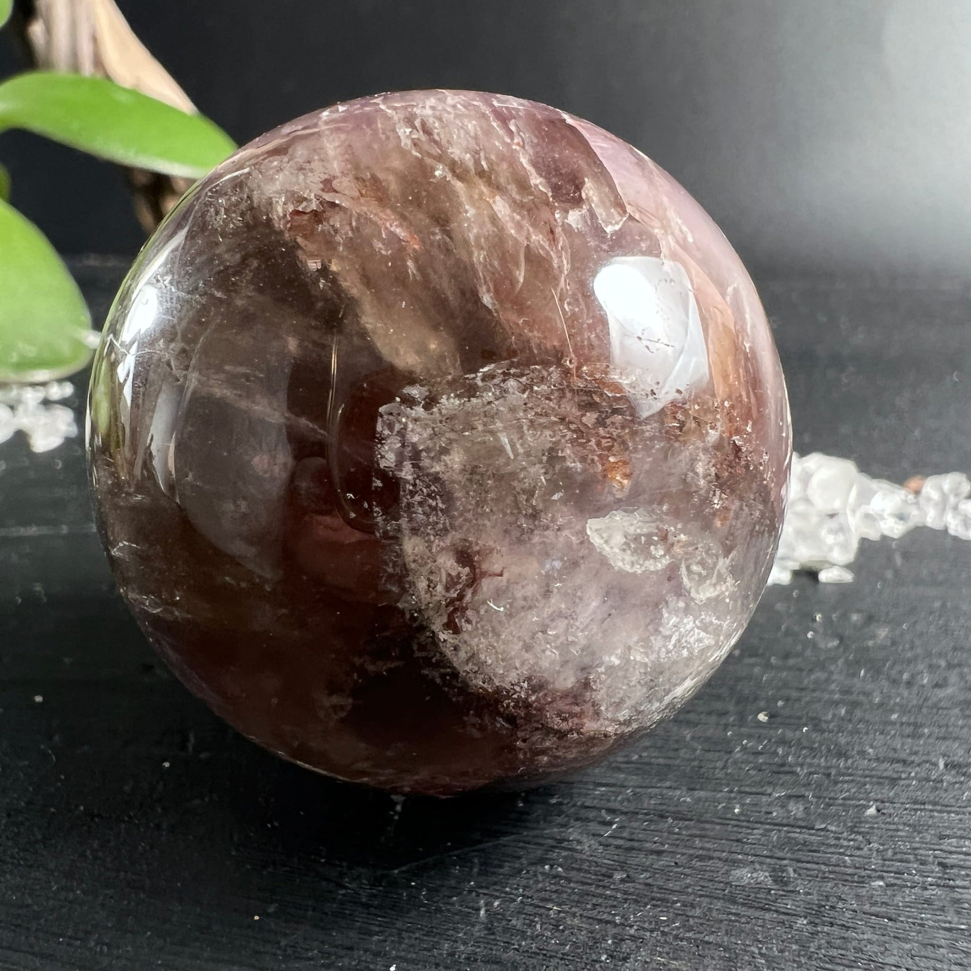 Super Seven Kugel 39mm mit violett-roten Einschlüssen und Phantomstrukturen | Happy Minerals