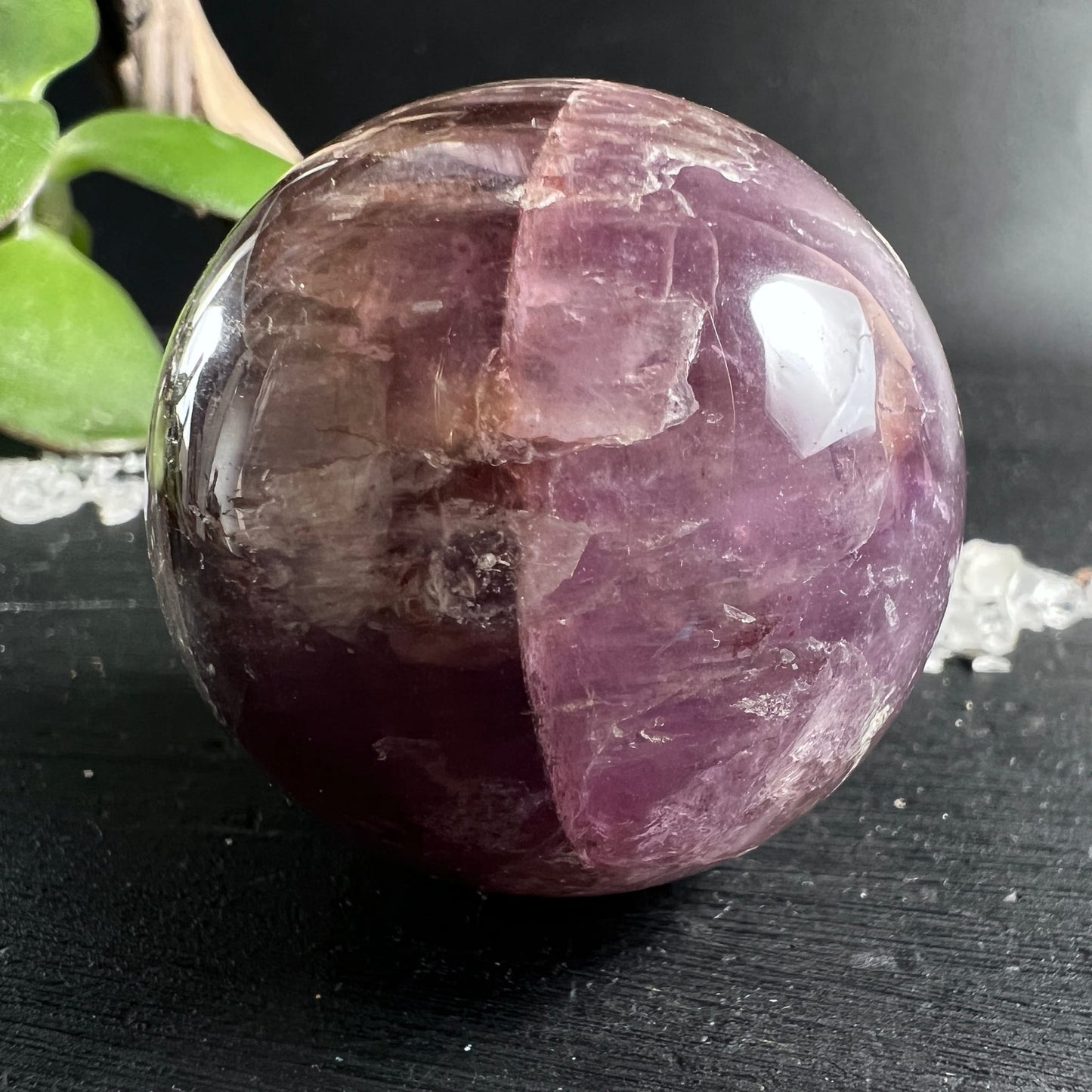 Super Seven Kugel 39mm violett-rot mit sichtbaren Kristallzonen und Glanz | Happy Minerals