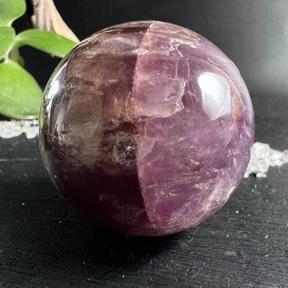 Super Seven Kugel 39mm violett-rot mit sichtbaren Kristallzonen und Glanz | Happy Minerals
