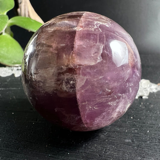 Super Seven Kugel 39mm violett-rot mit sichtbaren Kristallzonen und Glanz | Happy Minerals
