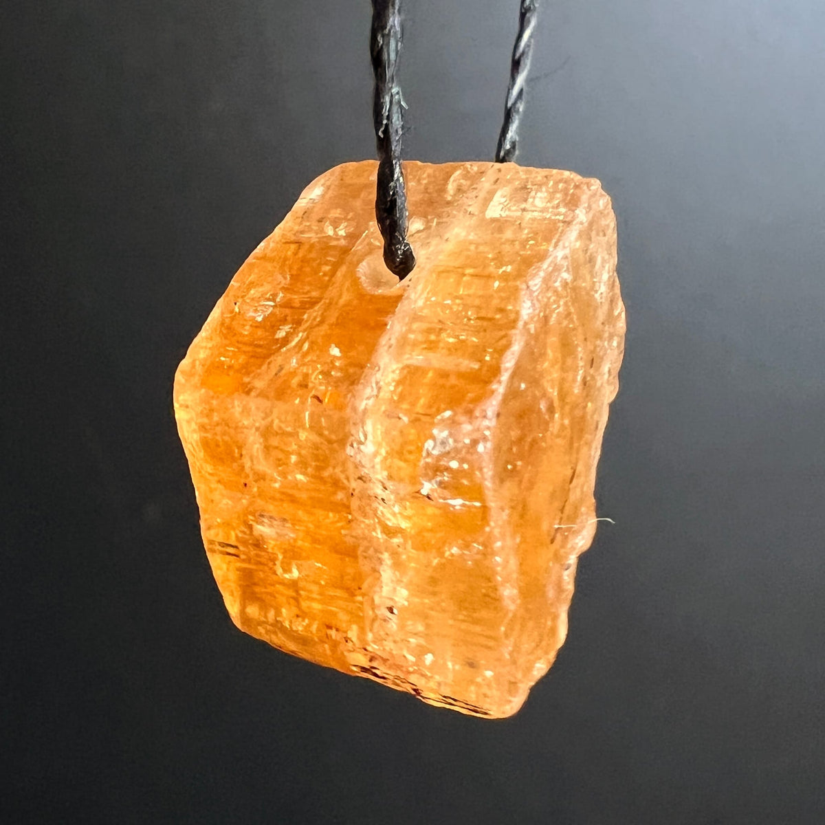 Imperial Topas | Seitenansicht | Bohrloch sichtbar | warme Bernsteintöne | Happy Minerals