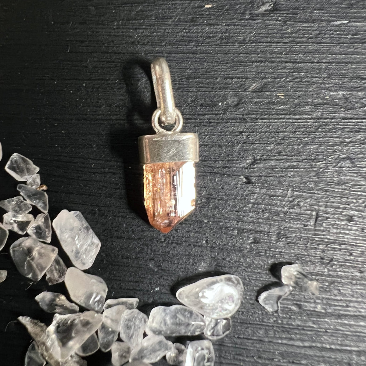 Imperial Topas Anhaenger roh, lachsfarben-orange mit facettiertem Glanz, silberne Fassung | Happy Minerals