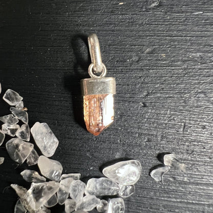 Imperial Topas Anhaenger roh, lachsfarben-orange mit facettiertem Glanz, silberne Fassung | Happy Minerals