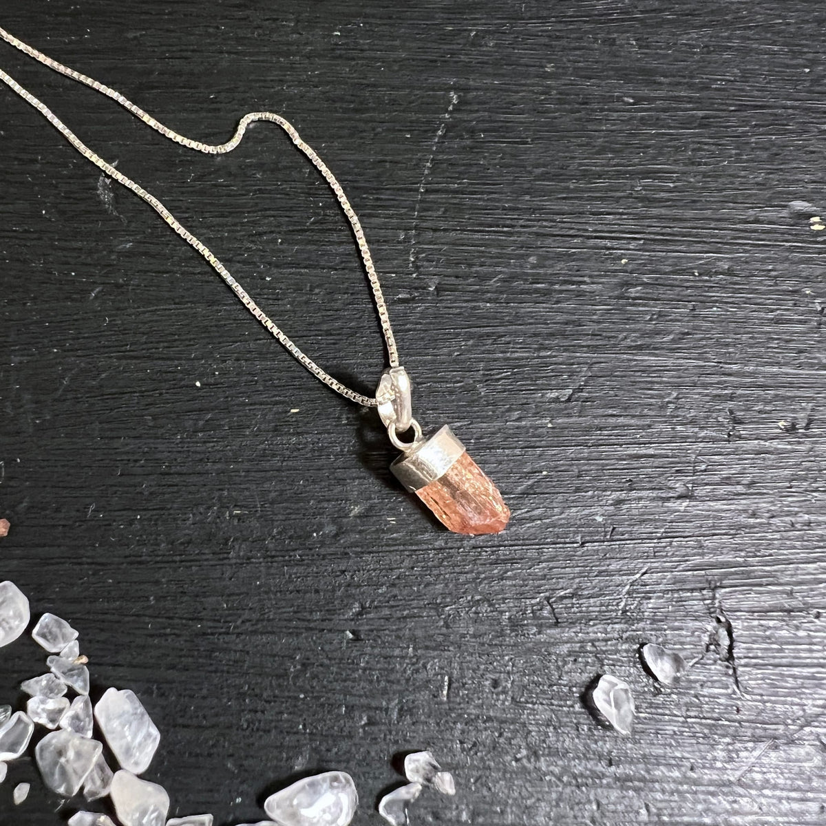 Imperial Topas Anhaenger, roher Kristallstab in lachsorange, halb mit Silberkappe gefasst | Happy Minerals