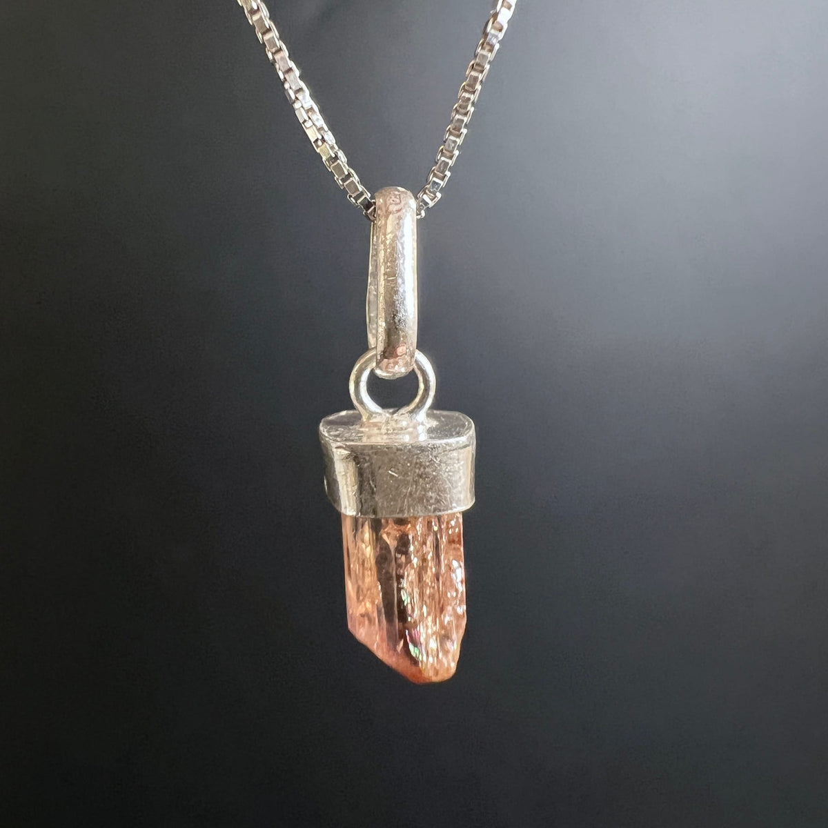 Imperial Topas Anhaenger, roher laenglicher Kristallstab in lachsrosa-orange, silberne Fassung | Happy Minerals