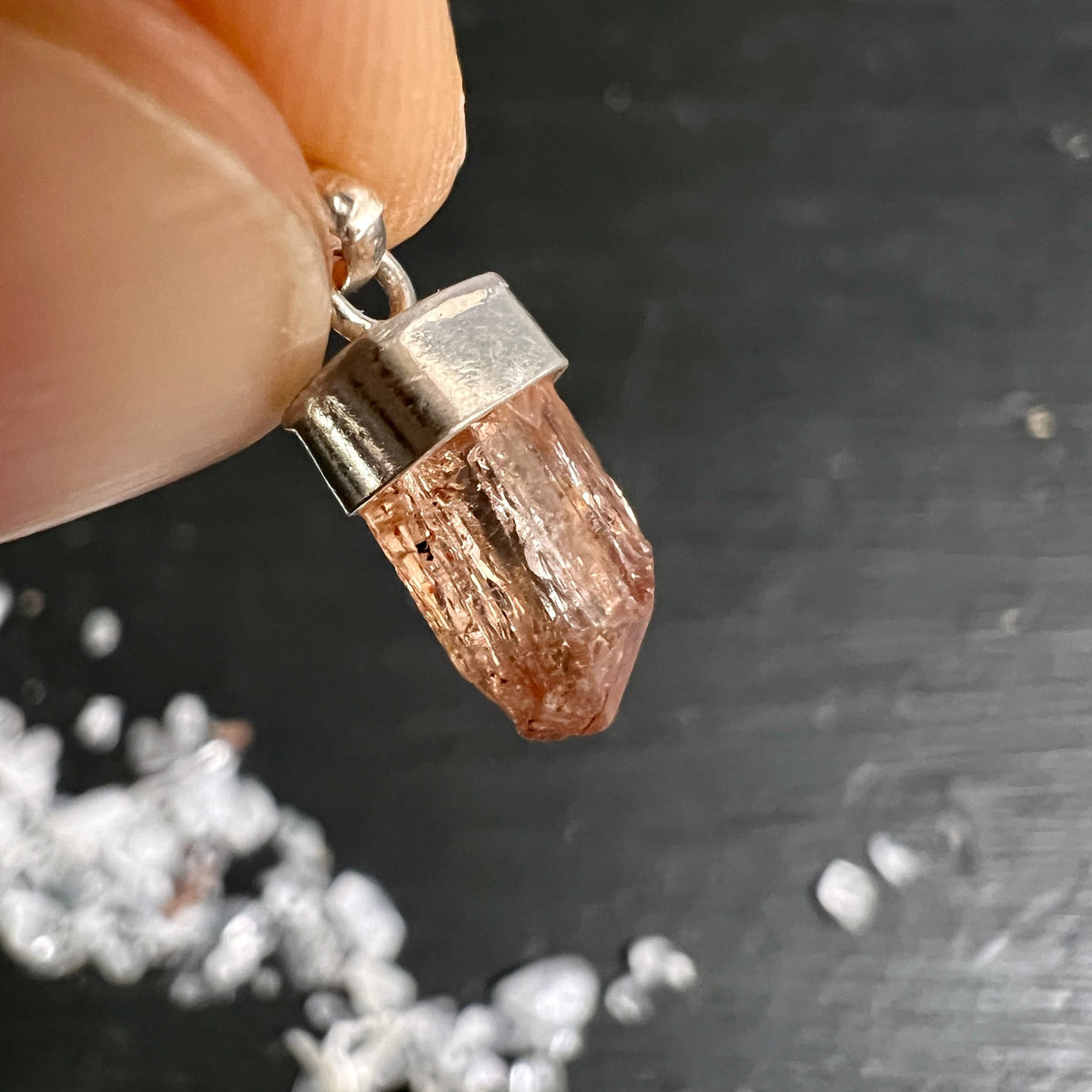 Imperial Topas Anhaenger, lachsrosa Rohkristall mit laenglicher Riefenstruktur, Silberfassung | Happy Minerals