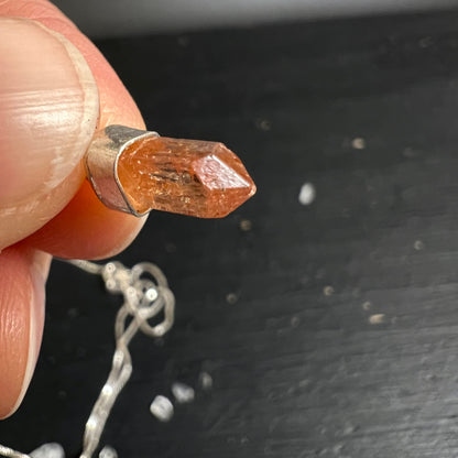 Imperial Topas Rohkristall in Silberfassung, orange-lachsfarben mit facettierter Spitze und Glanz | Happy Minerals