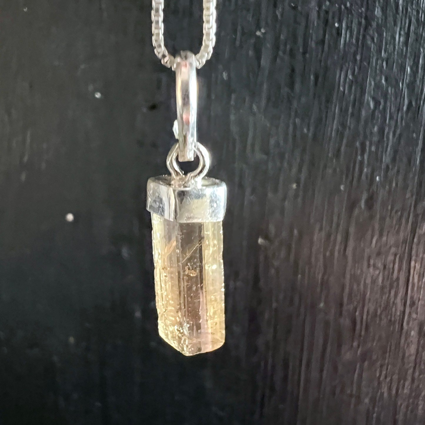 Imperial Topas Rohkristall | hängend an Kette | natürliche Transparenz | edle Verarbeitung | Happy Minerals