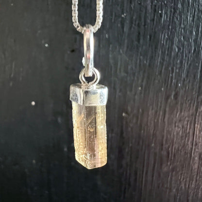 Imperial Topas Rohkristall | hängend an Kette | natürliche Transparenz | edle Verarbeitung | Happy Minerals