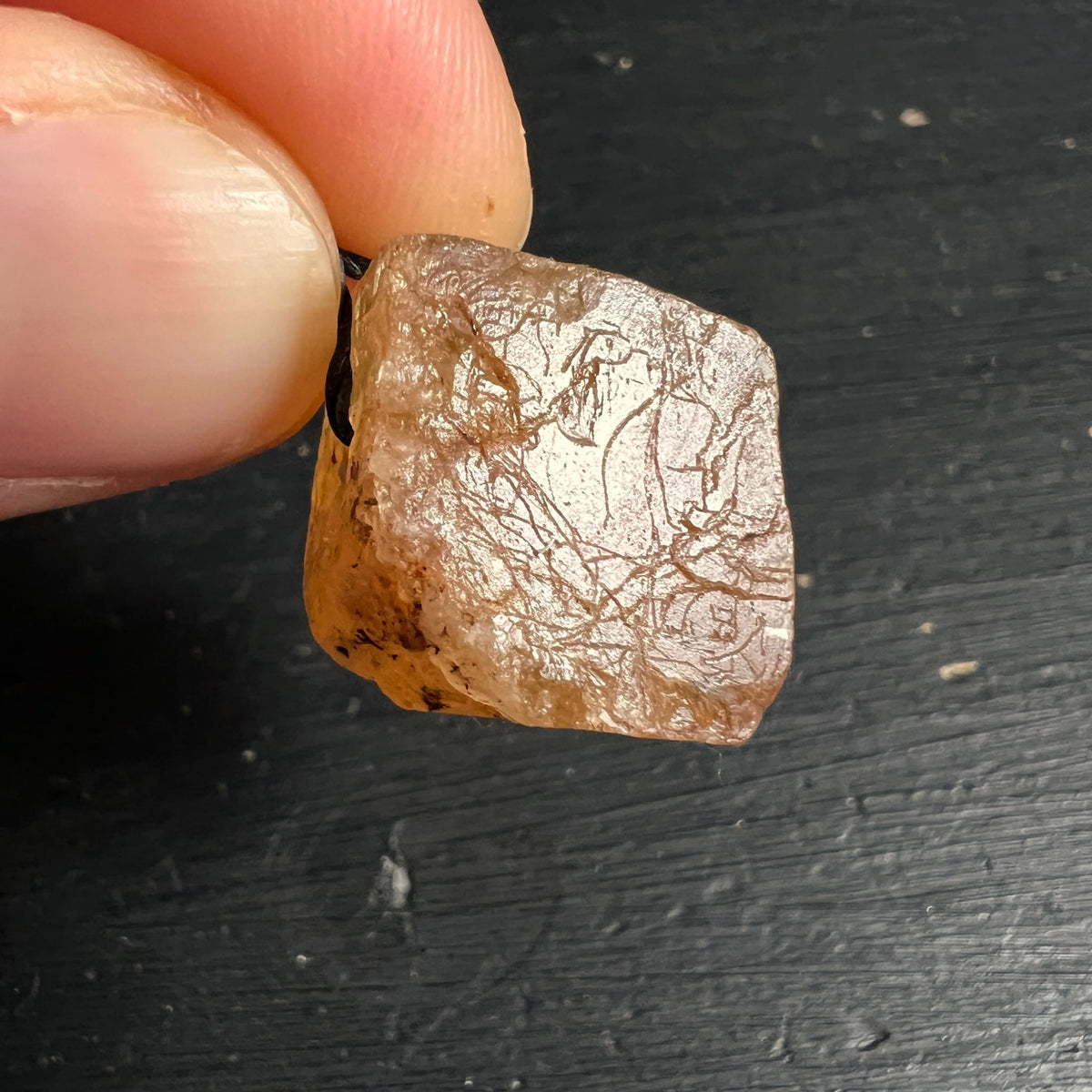 Imperial Topas in Hand | zarte Äderchen | mattgoldener Schimmer | Happy Minerals Unikat