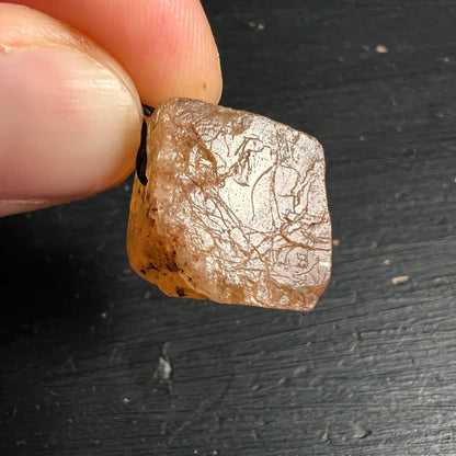 Imperial Topas in Hand | zarte Äderchen | mattgoldener Schimmer | Happy Minerals Unikat