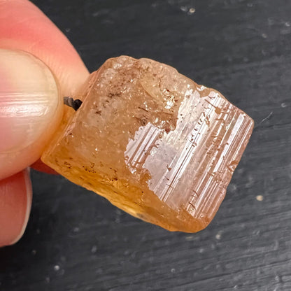 Imperial Topas | Kristallstreifen | honigfarbene Facette | in Hand gehalten | Happy Minerals
