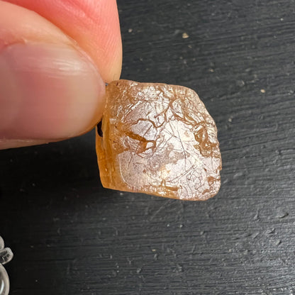 Imperial Topas Nahaufnahme | feines Netzmuster | warmes Bernstein-Orange | Happy Minerals